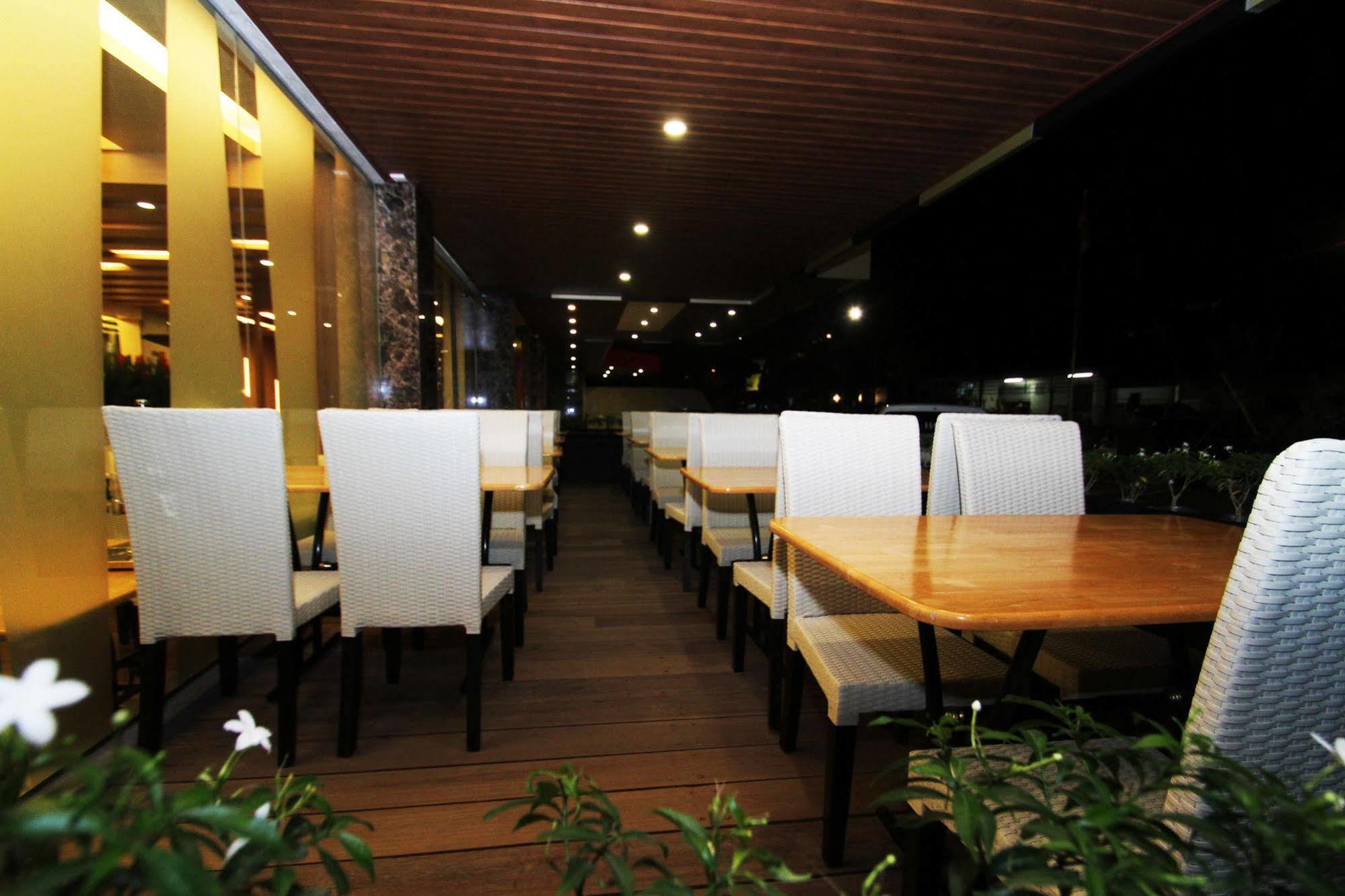 فندق ذي إل إنترتينمينت Batam المظهر الخارجي الصورة