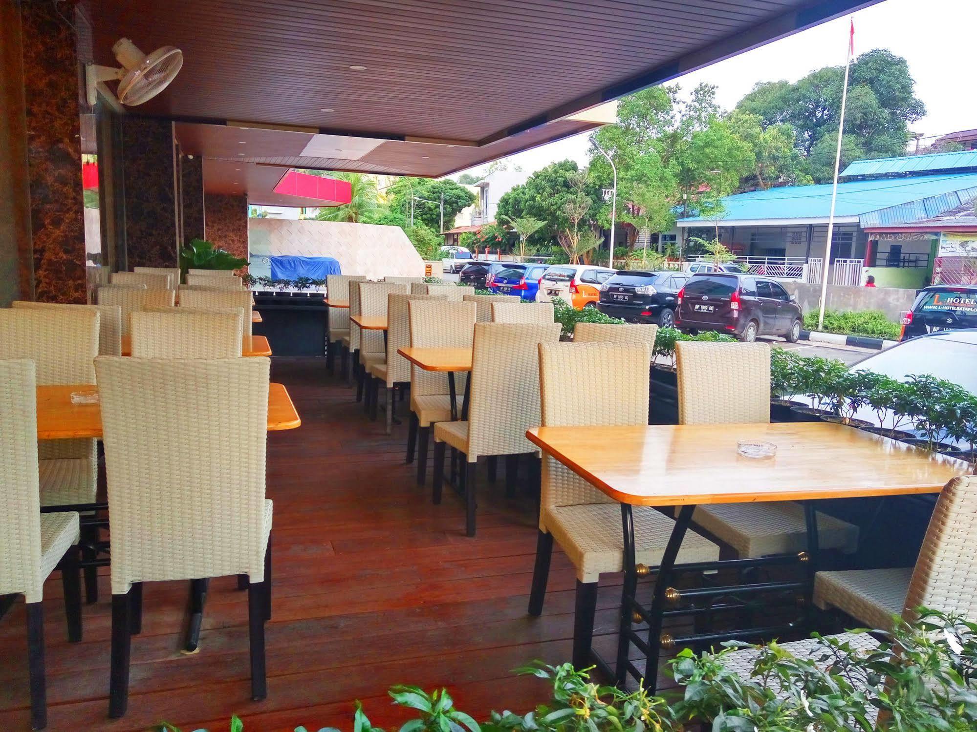 فندق ذي إل إنترتينمينت Batam المظهر الخارجي الصورة